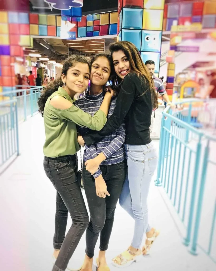 hansika krishna old childhood photo