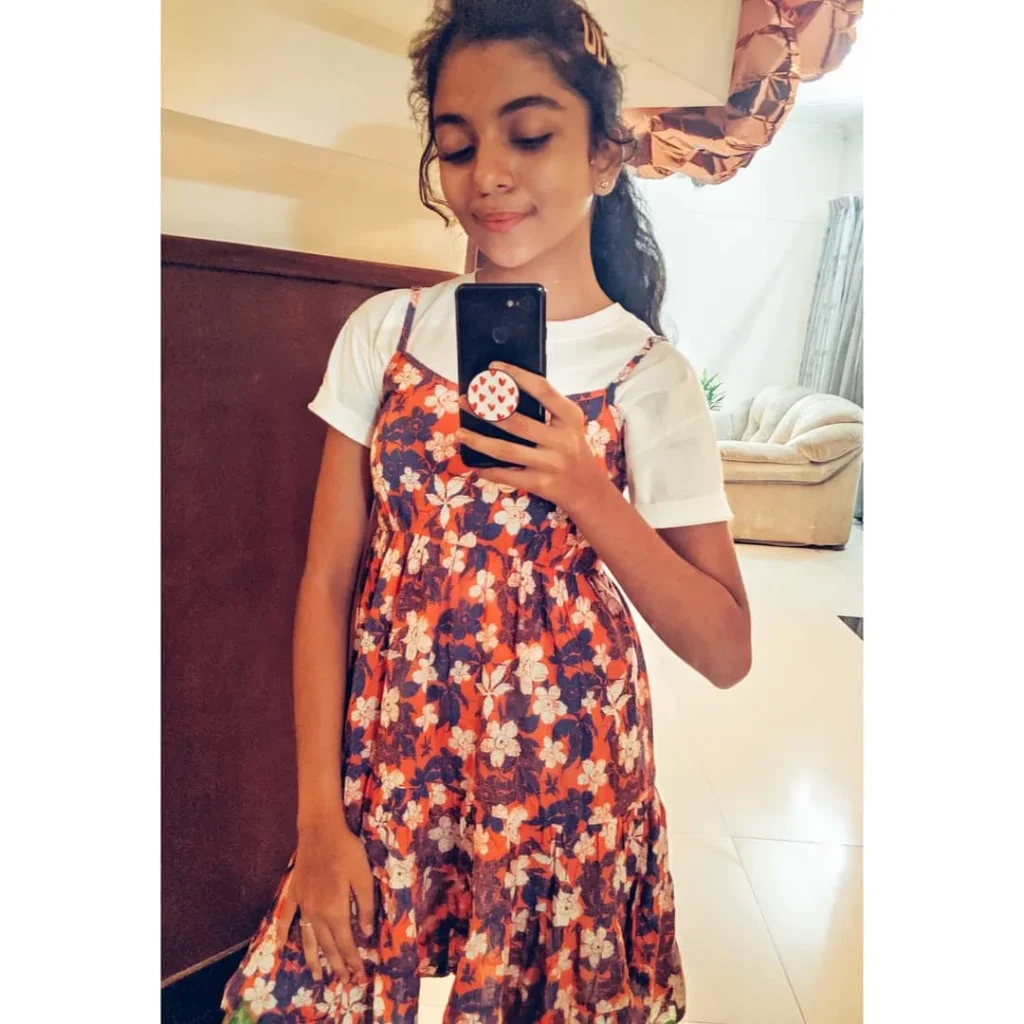 hansika krishna cute childhood pics