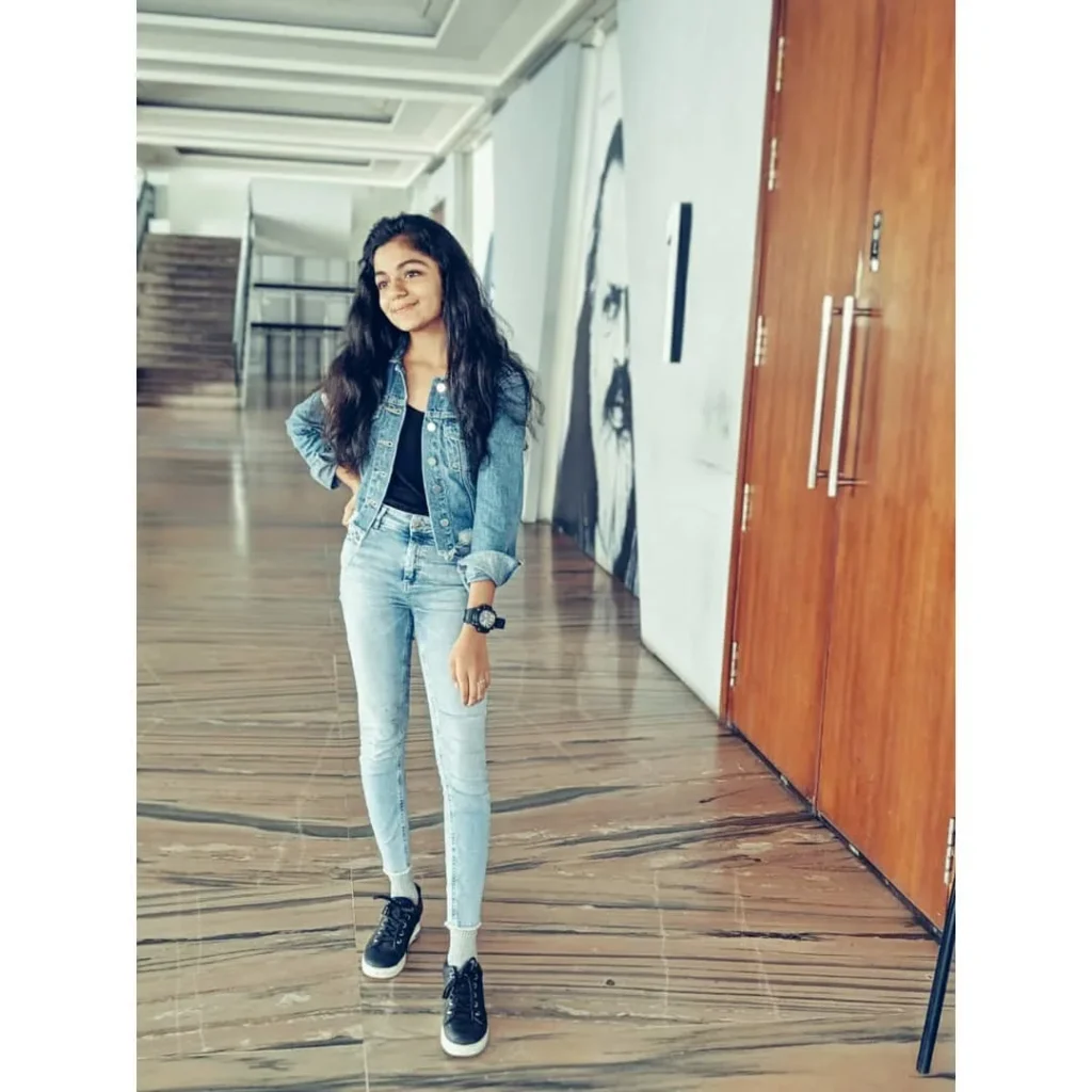 hansika krishna old childhood photo