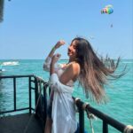 actress-hot-beach-waves-and-sandy-toes1279575340216105325.jpg